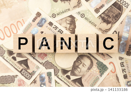 「PANIC」と書かれたブロックとたくさんの一万円札 「PANIC」と書かれたブロックとたくさんの一万円札 141133186