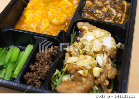 美味しい油淋鶏とエビのチリソースの中華弁当 美味しい油淋鶏とエビのチリソースの中華弁当 141133213