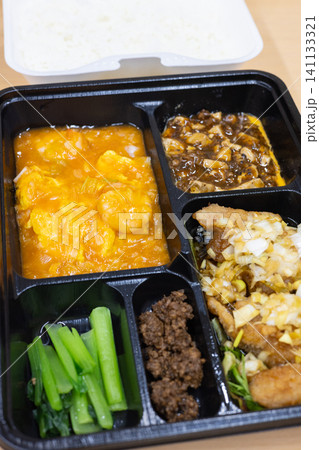 美味しい油淋鶏と海老のチリソースの中華弁当 141133321