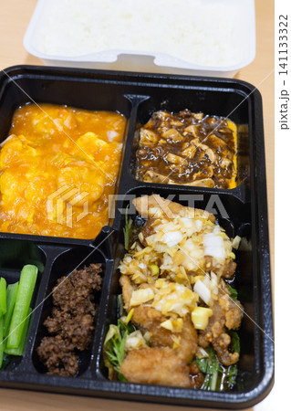 美味しい油淋鶏と海老のチリソースの中華弁当 141133322