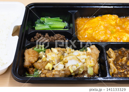 美味しい油淋鶏と海老のチリソースの中華弁当 美味しい油淋鶏と海老のチリソースの中華弁当 141133329