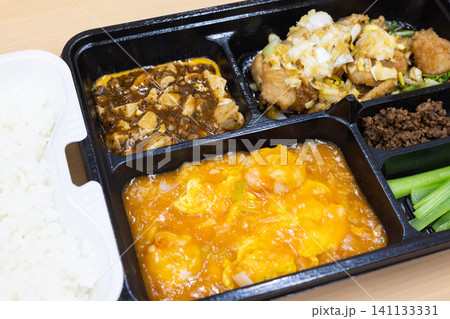 美味しい油淋鶏と海老のチリソースの中華弁当 美味しい油淋鶏と海老のチリソースの中華弁当 141133331