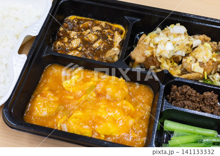 美味しい油淋鶏と海老のチリソースの中華弁当 141133332