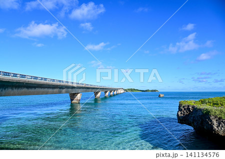 宮古島から眺める池間大橋のとても美しい風景 宮古島から眺める池間大橋のとても美しい風景 141134576