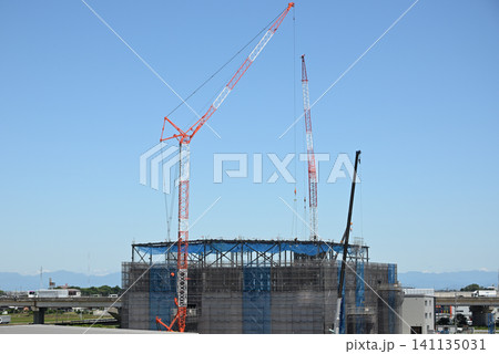 青空と建設中の建物と大型クレーン1 青空と建設中の建物と大型クレーン1 141135031