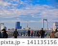 人々で賑わうお台場デッキ 141135156