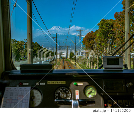 岳南電車運転台から望む富士山 岳南電車運転台から望む富士山 141135200