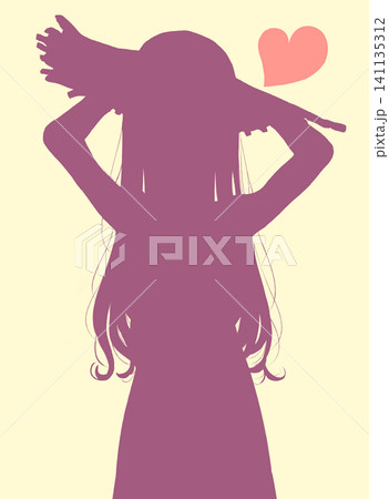 麦わら帽子を被ったロングヘアの女の子　押さえる　恋　シルエット 141135312