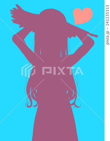 麦わら帽子を被ったロングヘアの女の子　押さえる　恋　シルエット 141135313