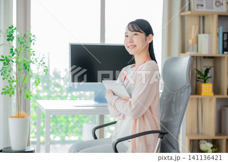 タブレット　ビジネスウーマン 141136421