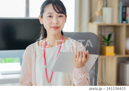 タブレット ビジネスウーマン タブレット ビジネスウーマン 141136423
