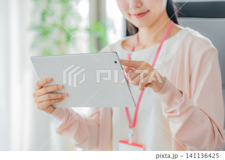 タブレット ビジネスウーマン タブレット ビジネスウーマン 141136425