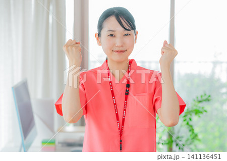 若い女性の看護師 若い女性の看護師 141136451