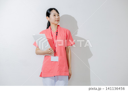 医療福祉関係で働く看護師 医療福祉関係で働く看護師 141136456