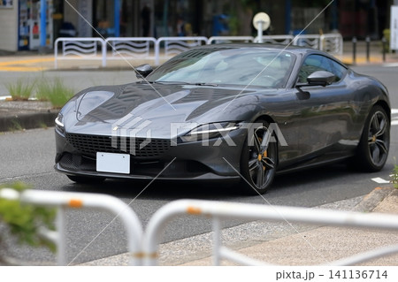 市街地を走行するイタリア製のスポーツカー イメージ 市街地を走行するイタリア製のスポーツカー イメージ 141136714