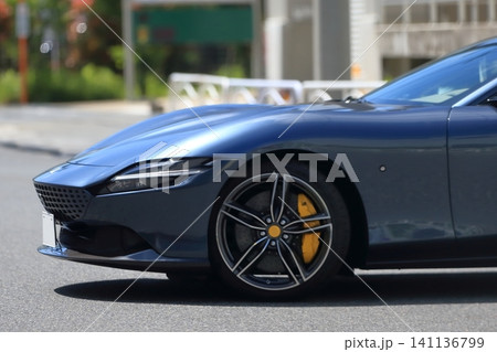 市街地を走行するイタリア製のスポーツカー　イメージ 141136799