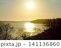 早朝の黄金色に染まる風連湖　北海道 141136860