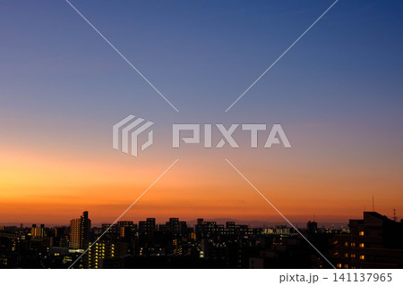 都市の夜明け　神戸市東灘区のマンション高層階より日の出の風景 141137965
