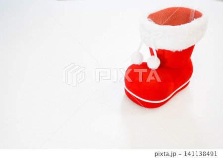 クリスマスプレゼントを待つ真っ赤なサンタクロースのブーツ 141138491