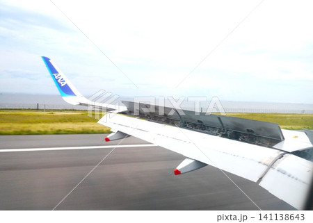 羽田空港に着陸する翼 羽田空港に着陸する翼 141138643