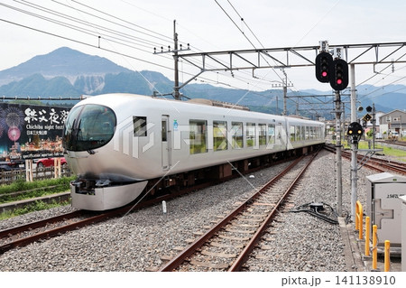 西武秩父駅付近を走行する特急ラビュー 西武秩父駅付近を走行する特急ラビュー 141138910