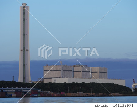 そびえる発電所の煙突 そびえる発電所の煙突 141138971