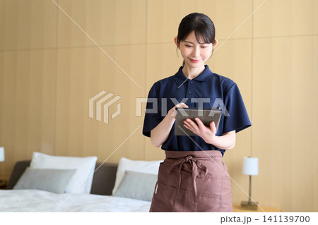 タブレットで仕事を管理する清掃業の女性 141139700