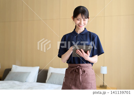 タブレットで仕事を管理する清掃業の女性 141139701