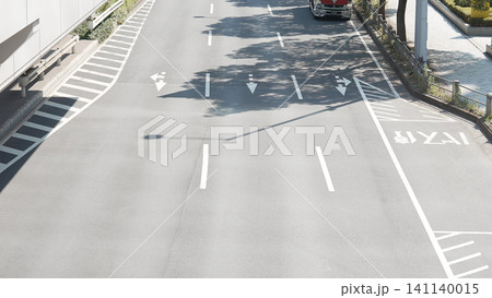 矢印標識が描かれた無人の広い道路を上空から俯瞰 矢印標識が描かれた無人の広い道路を上空から俯瞰 141140015