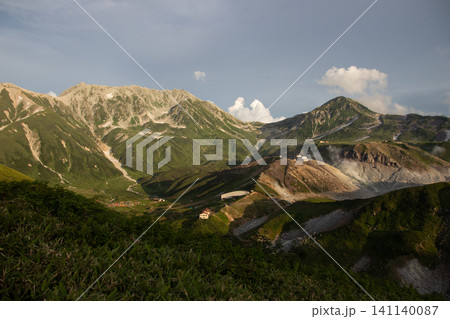 テント村が広がる山間の谷の全景 テント村が広がる山間の谷の全景 141140087