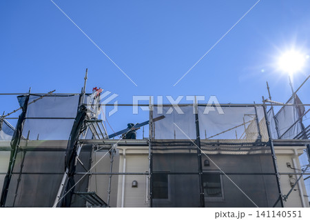 青空の下で進む屋根リフォーム工事 屋根材の搬入 青空の下で進む屋根リフォーム工事 屋根材の搬入 141140551