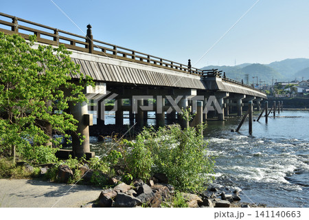 春の宇治橋と宇治川(京都府宇治市) 春の宇治橋と宇治川(京都府宇治市) 141140663