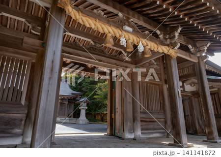 名和神社 神門と灯籠 鳥取県西伯郡大山町 名和神社 神門と灯籠 鳥取県西伯郡大山町 141141872