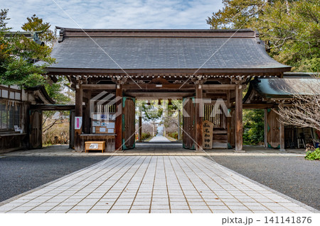名和神社 神門を通して見る参道と日本海 鳥取県西伯郡大山町 名和神社 神門を通して見る参道と日本海 鳥取県西伯郡大山町 141141876
