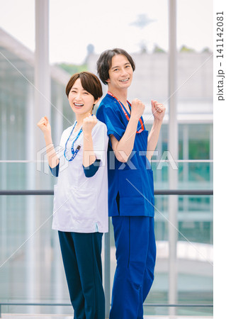 病院で働く若い医療従事者 病院で働く若い医療従事者 141142081