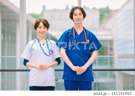 病院で働く医療スタッフ 医師と看護師 病院で働く医療スタッフ 医師と看護師 141142082