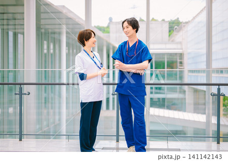 病院で働く医療スタッフ 医師と看護師 病院で働く医療スタッフ 医師と看護師 141142143