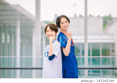 病院で働く若い医療従事者 病院で働く若い医療従事者 141142144