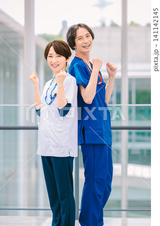 病院で働く若い医療従事者 病院で働く若い医療従事者 141142145