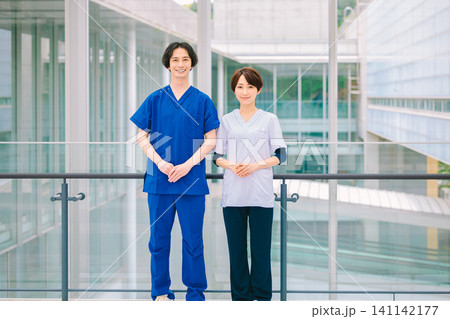 病院で働く医療スタッフ 医師と看護師 病院で働く医療スタッフ 医師と看護師 141142177
