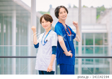 病院で働く若い医療従事者 病院で働く若い医療従事者 141142194