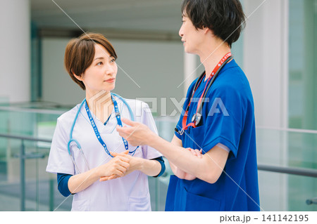 病院で働く医療スタッフ 医師と看護師 病院で働く医療スタッフ 医師と看護師 141142195