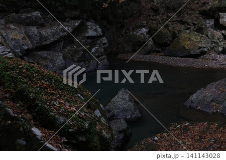 紅葉と川のある風景 紅葉と川のある風景 141143028