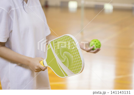 ピックルボールをする若い女性手元 ピックルボールをする若い女性手元 141143131