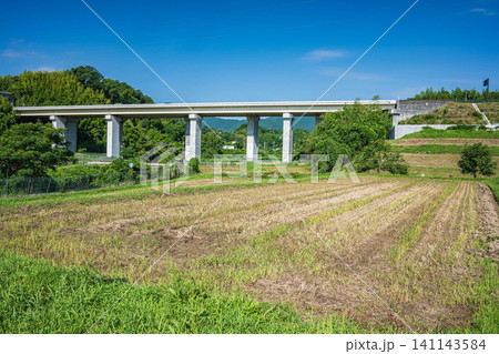 仰木の田園地帯を通る国道161号線 滋賀県大津市 仰木の田園地帯を通る国道161号線 滋賀県大津市 141143584