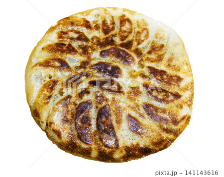 香ばしい焼き色を付けた美味しそうな餃子 円形 香ばしい焼き色を付けた美味しそうな餃子 円形 141143616