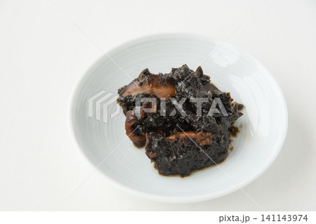 白い小皿に盛った出来たての海苔の佃煮 白い小皿に盛った出来たての海苔の佃煮 141143974