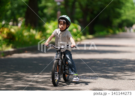自転車の練習をする一年生の男の子 自転車の練習をする一年生の男の子 141144273