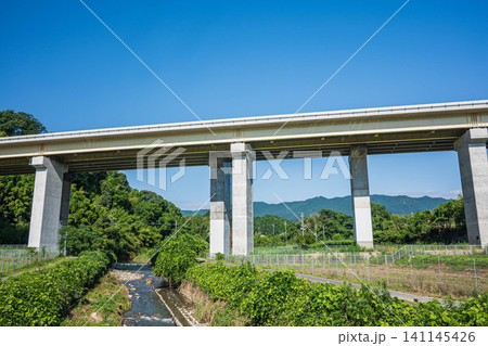 大津市仰木の田園地帯を通る国道161号線　滋賀県 141145426