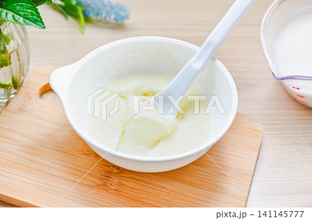 粉ゼラチンを牛乳でふやかす工程 141145777